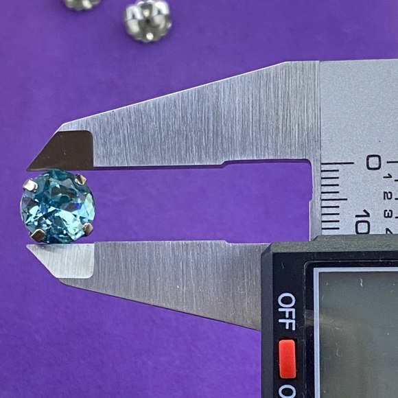 💛 Vintage Sorrelli 10mm Blue Crystal Stud Earrings - Picture 5 of 5